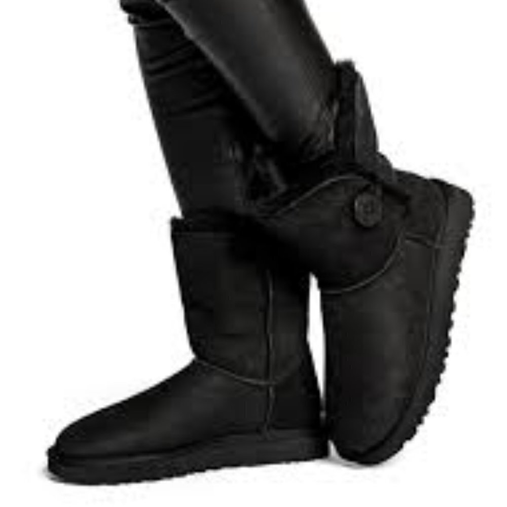 UGG Bailey Button II Woman Shoes Size 7